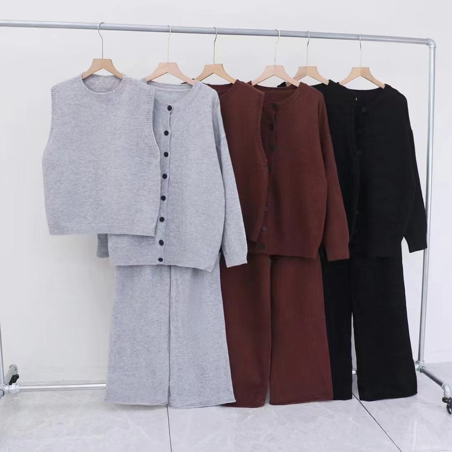 Damen Strickensemble aus weichem Material mit Knopfdetails WW