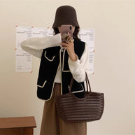 Damen Stilvolle Weste mit kontrastierenden Taschen und Knopfdetails WW