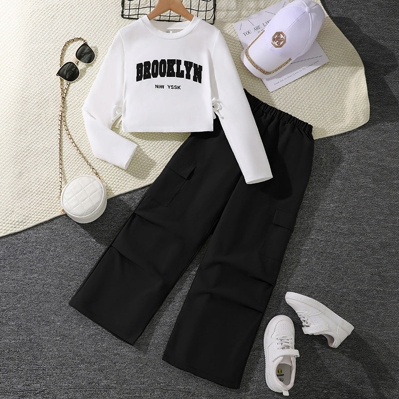 Damen lässiges Set mit cropped Sweatshirt und weiten Cargo-Hosen WW