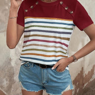 Damen gestreiftes T-Shirt mit modischen Knopfdetails und Rundhalsausschnitt WW