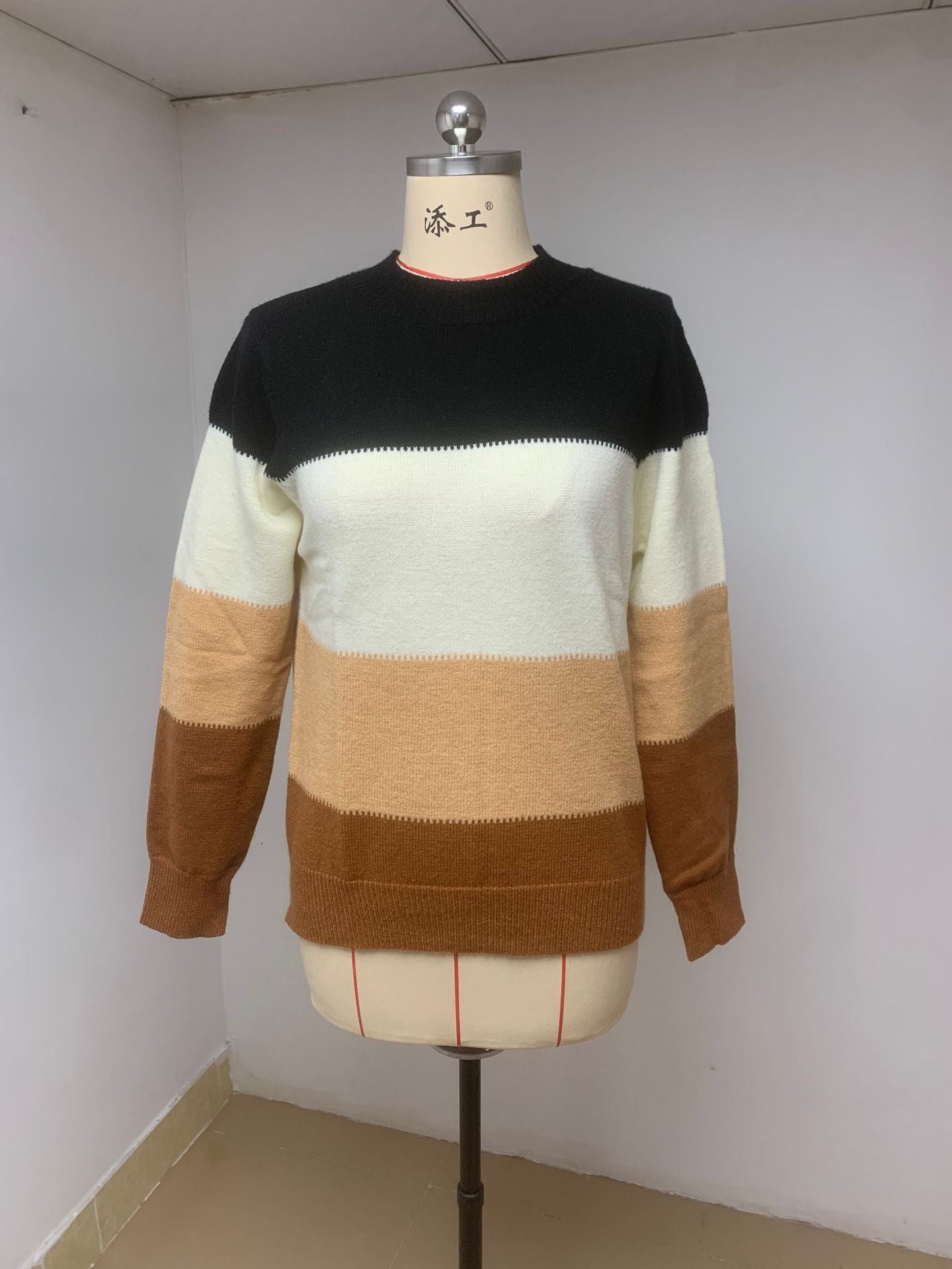 Damen Rundhals Strickpullover mit modernen Farbkombinationen WW