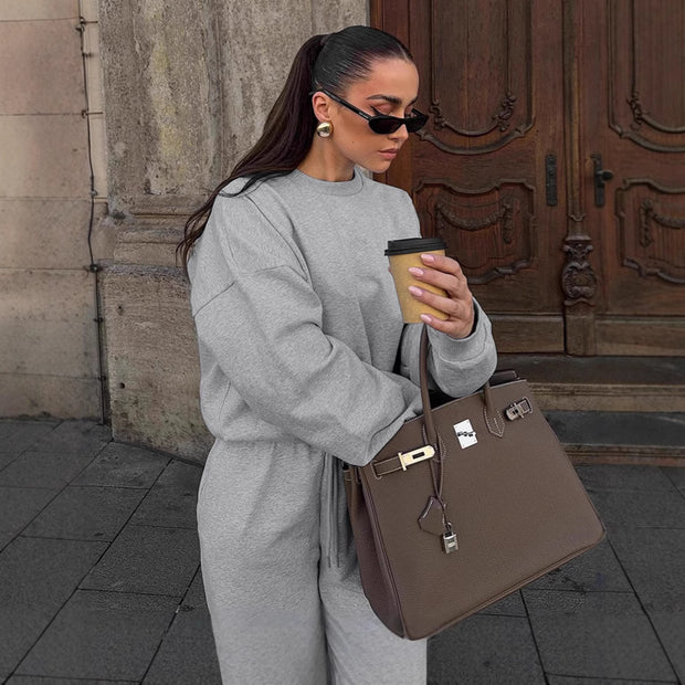 Damen Bequemer Sportanzug mit weitem Schnitt und modischen Details WW