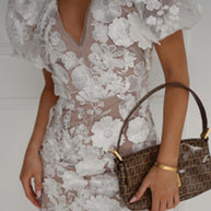 WW | 3D-Blumen-Bodycon-Laternenärmel-besticktes Kleid