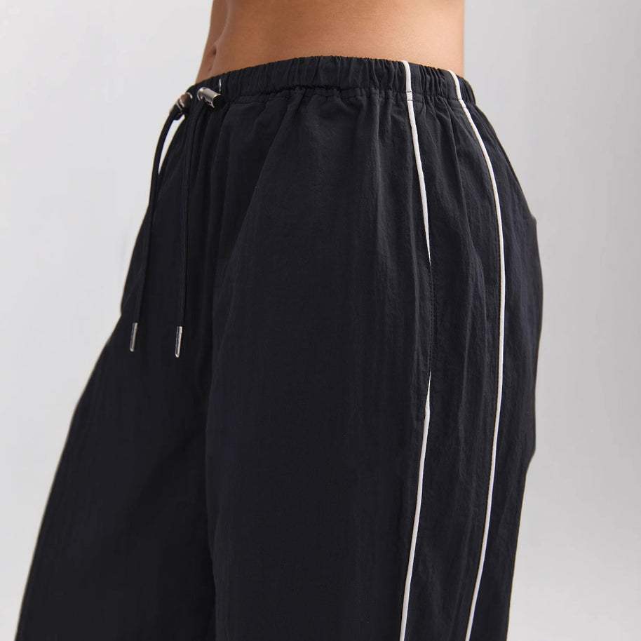 Damen Sportanzug mit hohem Kragen und farblich abgesetzten Akzenten WW