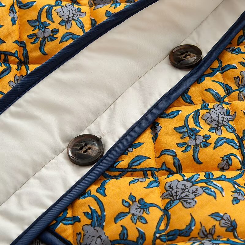 Damen außergewöhnliche Steppjacke mit floralen Mustern und praktischen Taschen WW