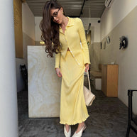 Damen Strickanzug mit elegantem Knopfverschluss und fließendem Rock WW