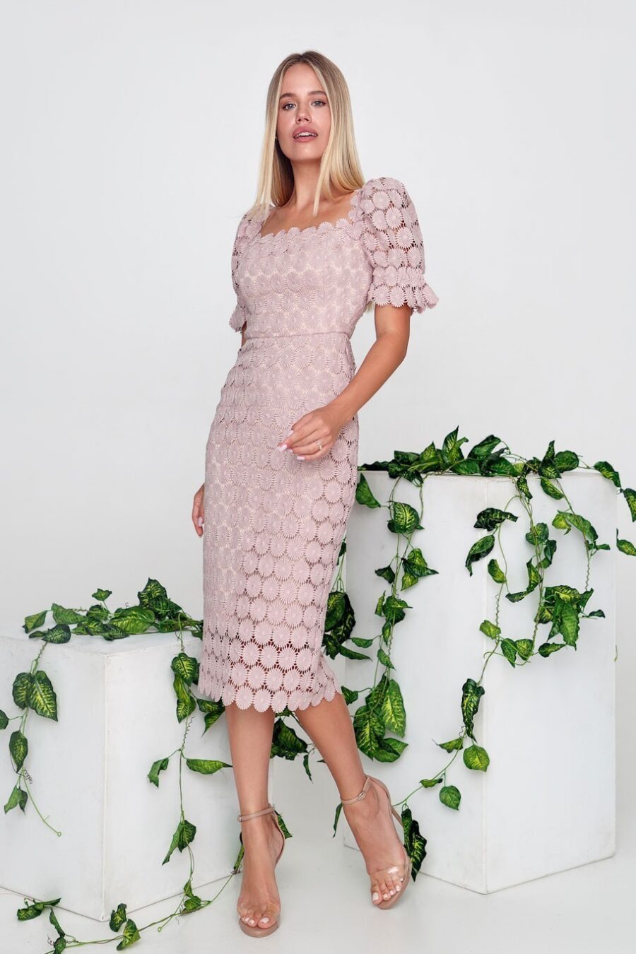 WW | Midi-Kleid mit Runden Spitzen Details und Kurzen Ärmeln