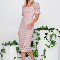 WW | Midi-Kleid mit Runden Spitzen Details und Kurzen Ärmeln
