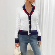 Damen Strickjacke mit klassischen Zopfmuster und kontrastierenden Akzenten WW