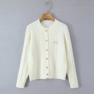 Damen Strickjacke mit elegantem Zopfmuster und Perlenknöpfen WW