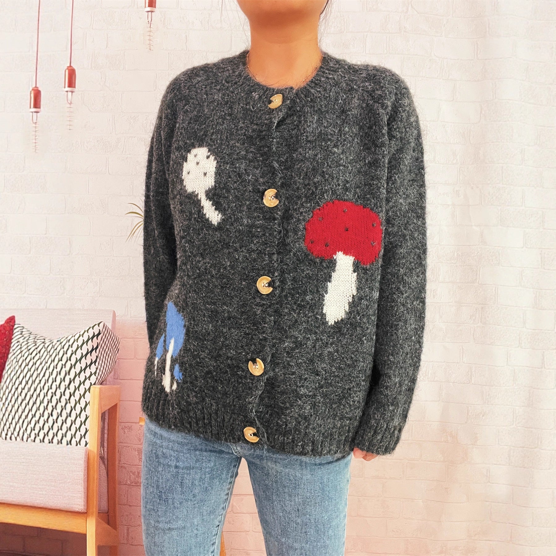 Damen Strickjacke mit buntem Pilzmotiv und Knopfdetails WW