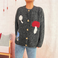 Damen Strickjacke mit buntem Pilzmotiv und Knopfdetails WW