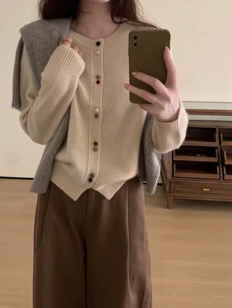 Damen Strickjacke mit dekorativen Knopfakzenten und weichem Material WW