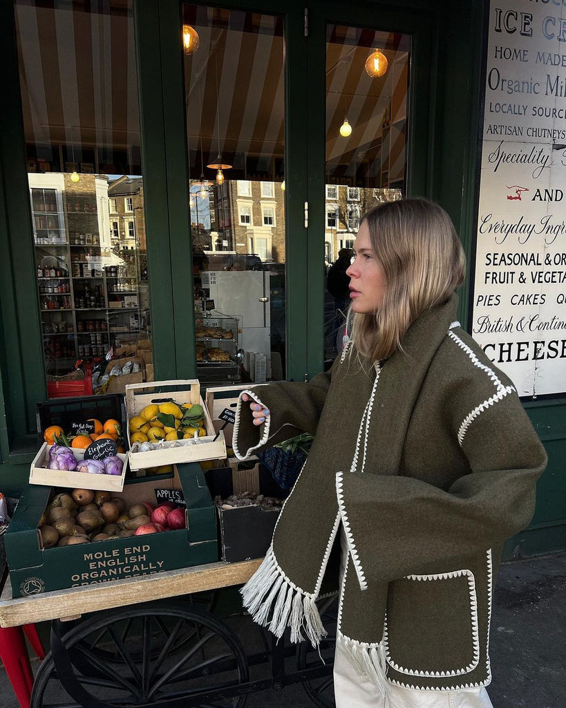 Damen modische Wolljacke mit innovativem Kragenschnitt und kontrastierenden Details WW