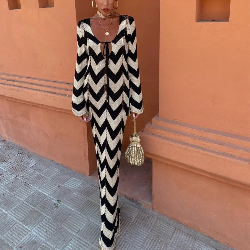 Damen Strickkleid mit modernem Zickzackmuster und tiefem V-Ausschnitt W&W Mode
