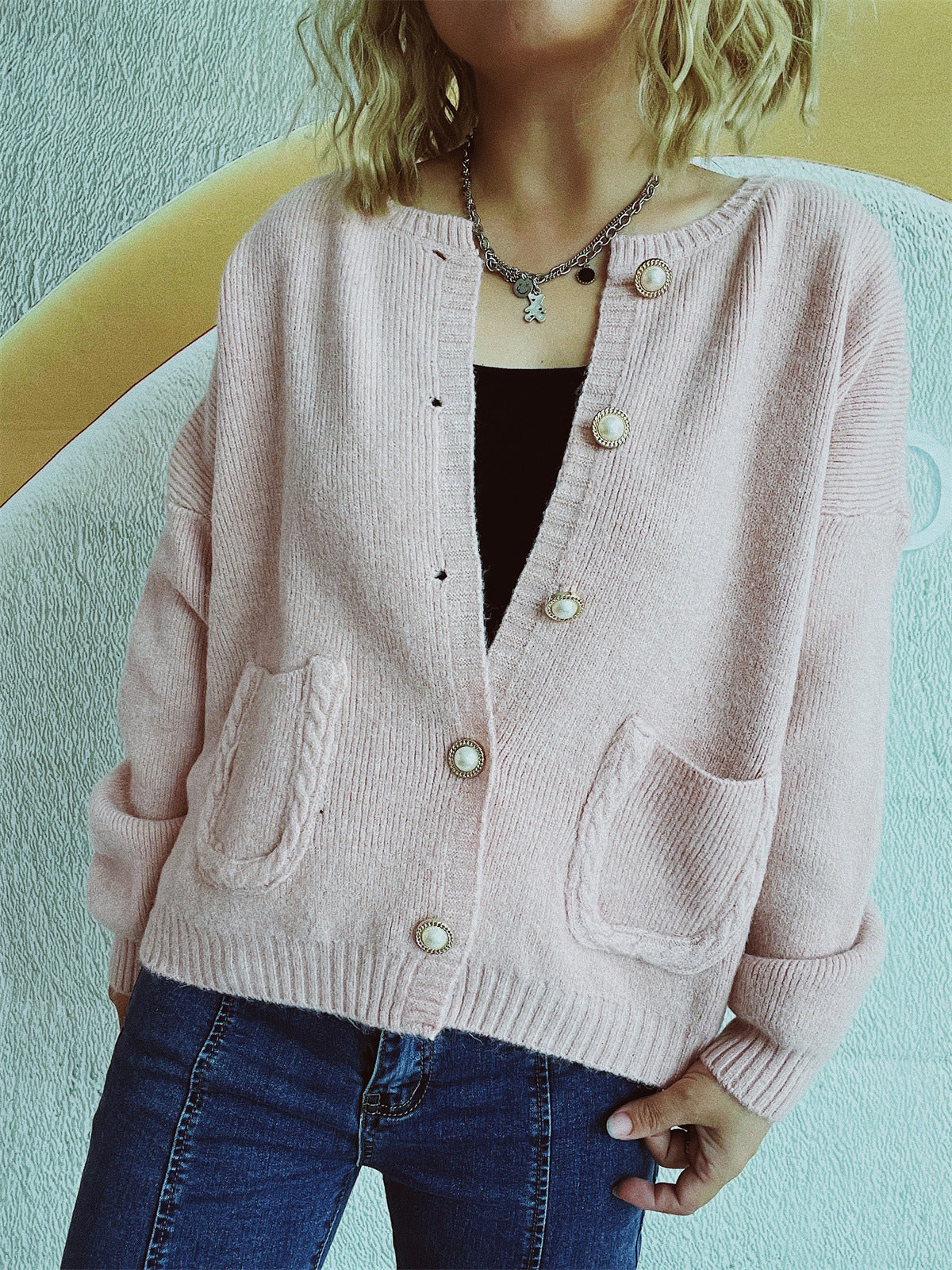 Damen Strickjacke mit dekorativen Perlenknöpfen und praktischen Taschen WW