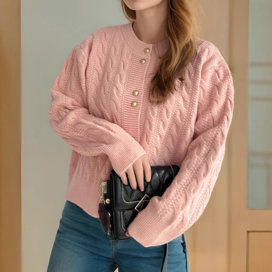 Damen Strickjacke mit eleganter Zopfmusterstruktur und dekorativen Knöpfen WW