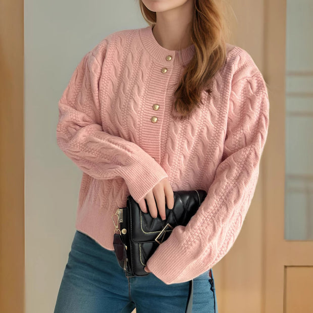 Damen Strickjacke mit eleganter Zopfmusterstruktur und dekorativen Knöpfen WW