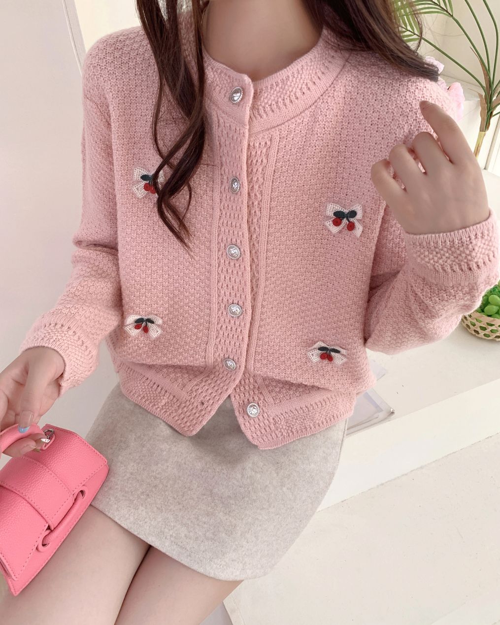 Damen Strickjacke mit dekorativen Stickereien WW