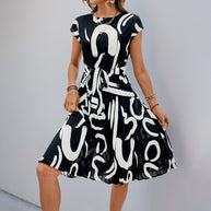 Damen Midikleid mit raffiniertem Taillengürtel und verspieltem Muster WW