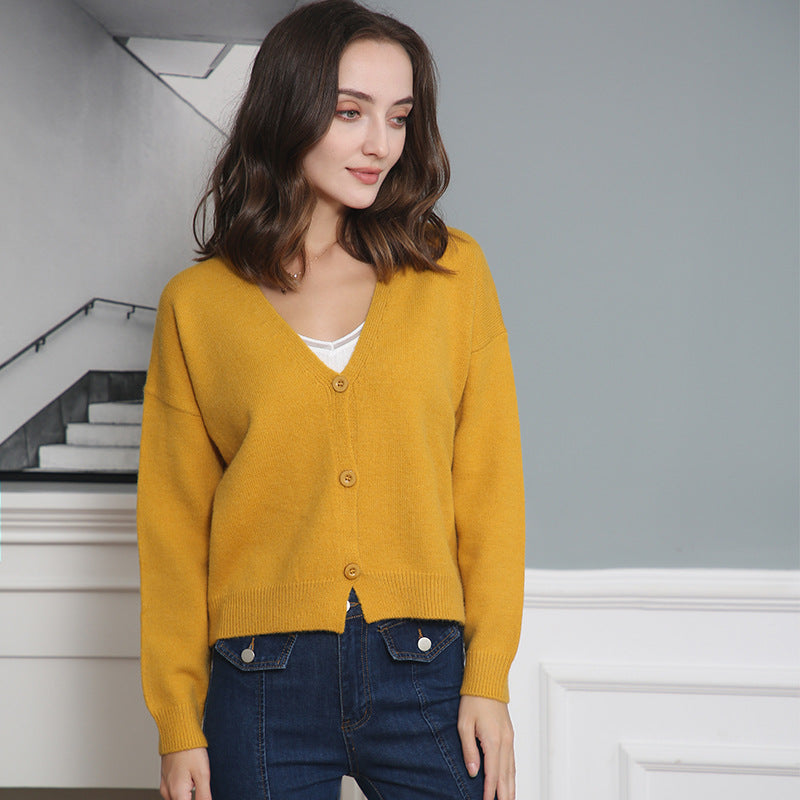 Damen Strickjacke mit V-Ausschnitt und Knopfdetails WW