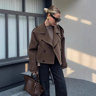 Damen stilvolle cropped Jacke im modernen Biker-Design mit doppeltem Knopfverschluss WW