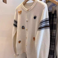 Damen Strickjacke mit eleganten Applikationen und Knopfdetails WW