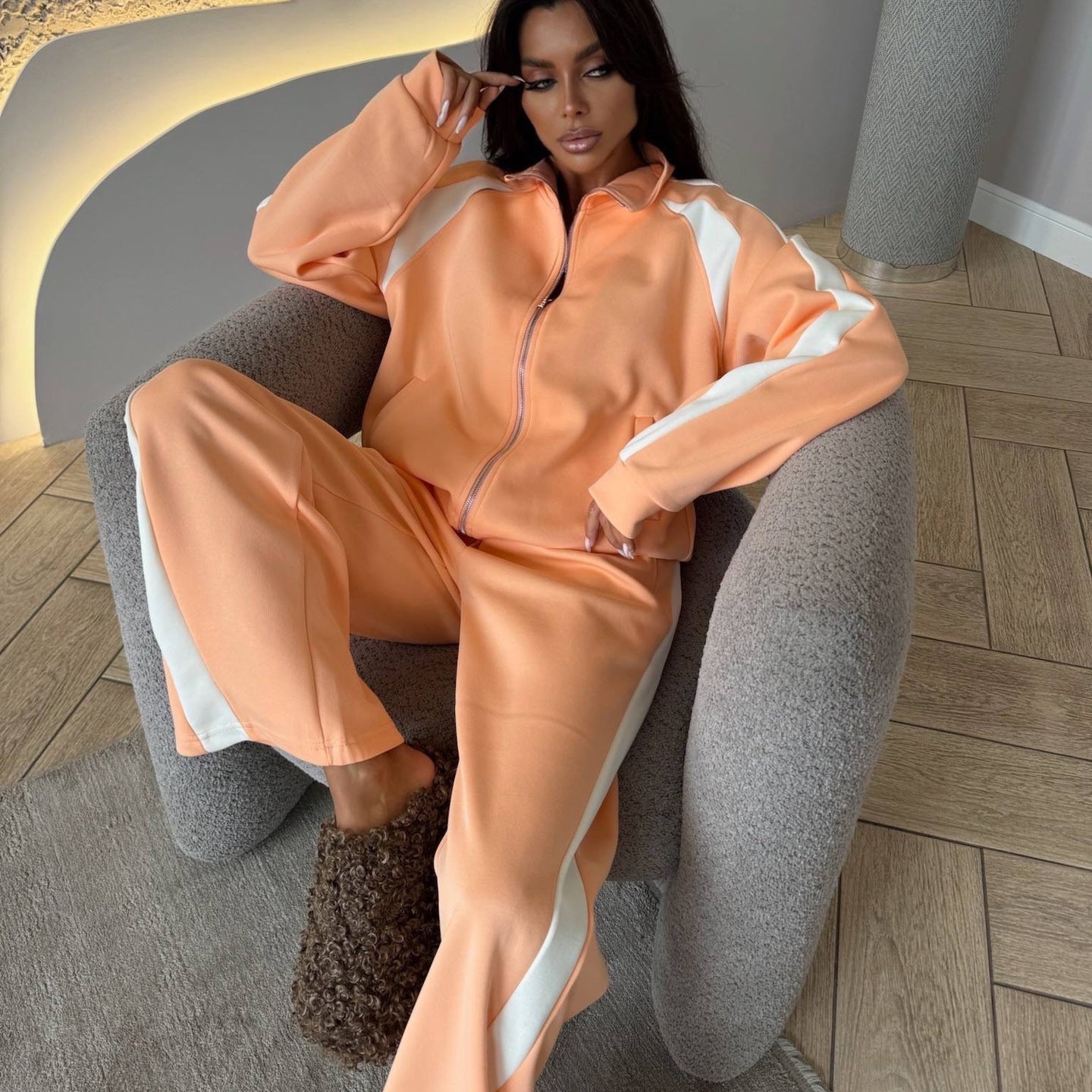 Damen sportlicher Trainingsanzug mit Reißverschluss und elastischen Akzenten WW