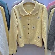 Damen Strickjacke mit floralen Applikationen und klassischem Kragen WW