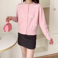 Damen Strickjacke mit Spitzenverzierungen und Knopfdetails WW