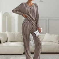 Damen Strickanzug mit modischem V-Ausschnitt und feinem Rippdesign WW