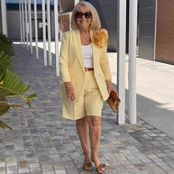 Damen elegantes Blazer-Shorts-Ensemble mit modischer Knopfdetail und hochwertigem Material WW