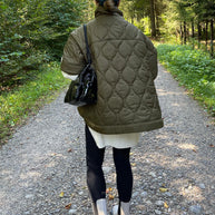 Damen Steppjacke mit hohem Kragen und praktischen Eingrifftaschen WW