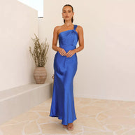 Damen elegant geschnittenes Maxikleid mit asymmetrischem Träger und fließendem Satin-Finish WW