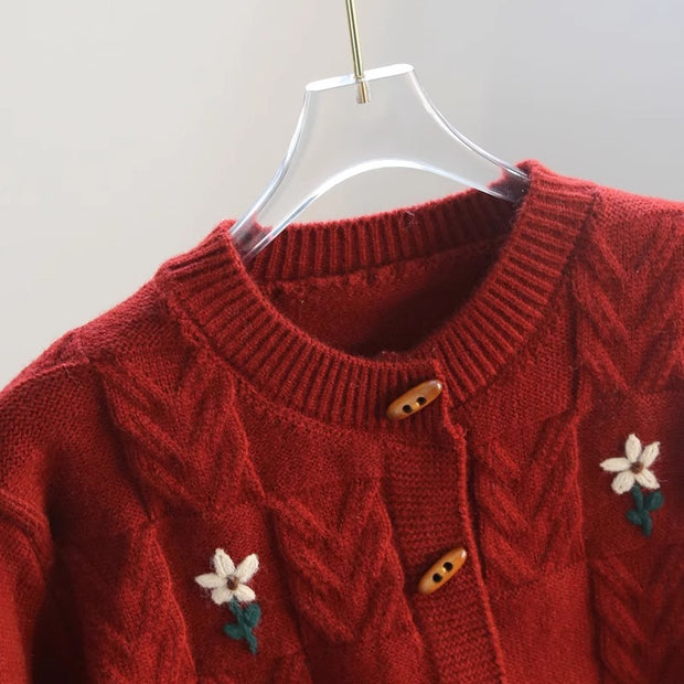 Damen Strickjacke mit floralem Zopfmuster und Holzknöpfen WW