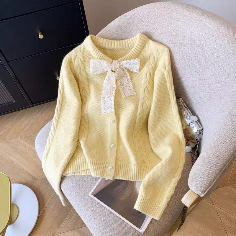 Damen Strickjacke mit dekorativem Spitzenkragen und Knopfverschluss WW