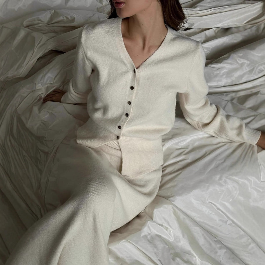 Damen Strickensemble mit klassischem V-Ausschnitt und Knopfdetails WW