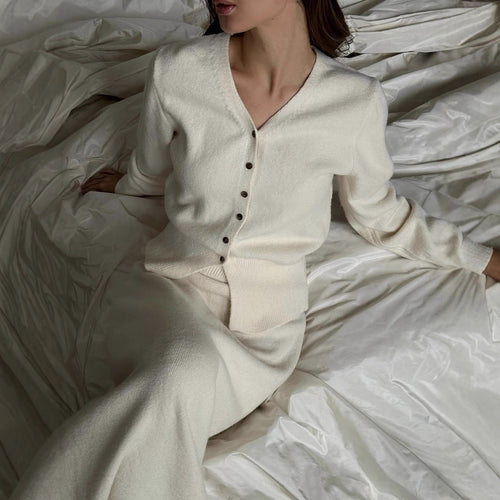 Damen Strickensemble mit klassischem V-Ausschnitt und Knopfdetails WW