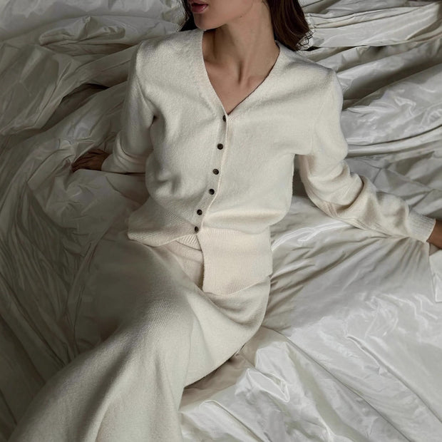 Damen Strickensemble mit klassischem V-Ausschnitt und Knopfdetails WW