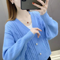 Damen Strickjacke mit elegantem Zopfmuster und hochwertigen Knopfdetails WW