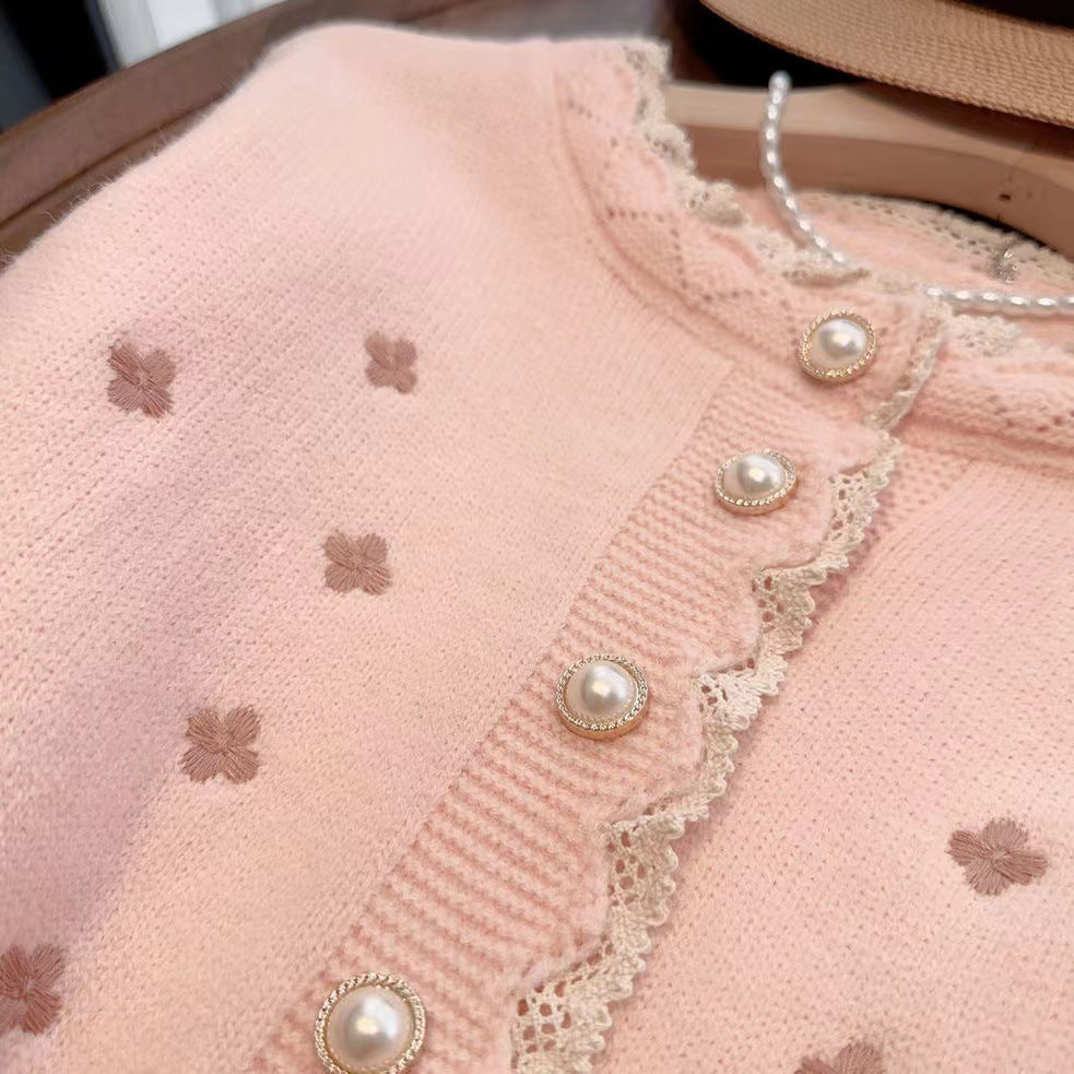 Damen Strickjacke mit dekorativen Perlenknöpfen und zarter Rippstruktur WW