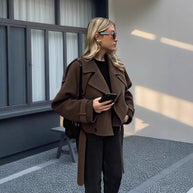 Damen stilvolle cropped Jacke im modernen Biker-Design mit doppeltem Knopfverschluss WW