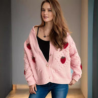 Damen Strickjacke mit verspieltem Erdbeermotiv und Knopfdetails WW