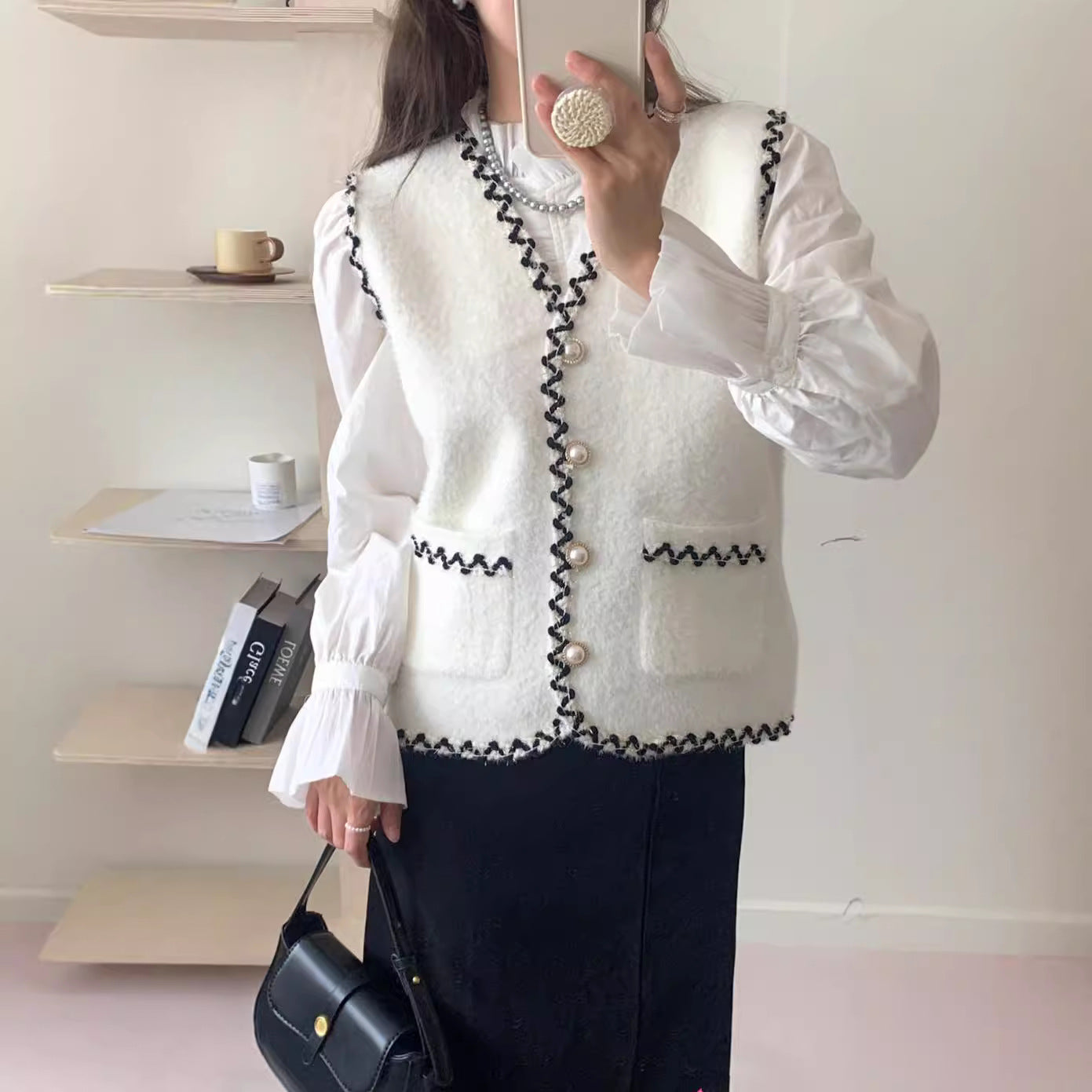 Damen Strickweste mit Perlenknöpfen und kontrastierenden Details WW