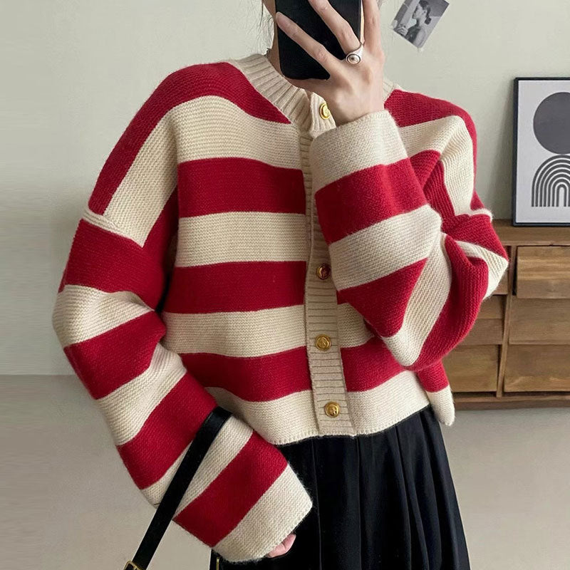 Damen Strickjacke mit goldenen Knöpfen und Streifenmuster WW
