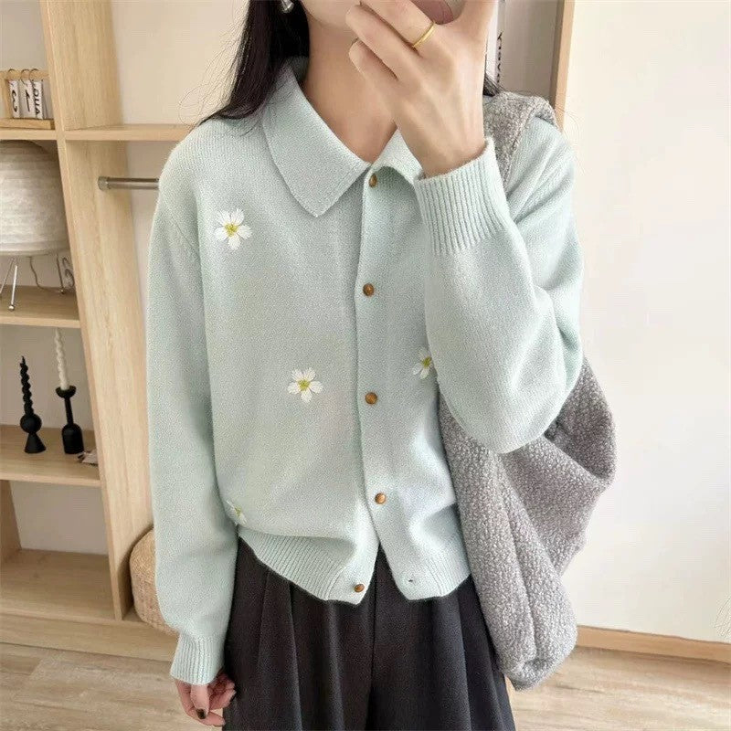 Damen Strickjacke mit floralen Applikationen und klassischem Kragen WW