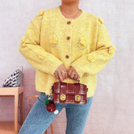 Damen Strickjacke mit floralen Applikationen und dekorativen Knöpfen WW