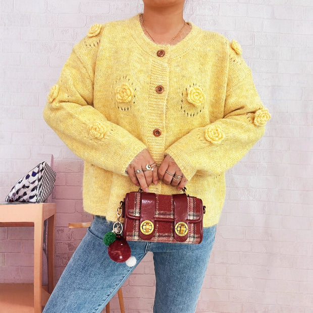 Damen Strickjacke mit floralen Applikationen und dekorativen Knöpfen WW