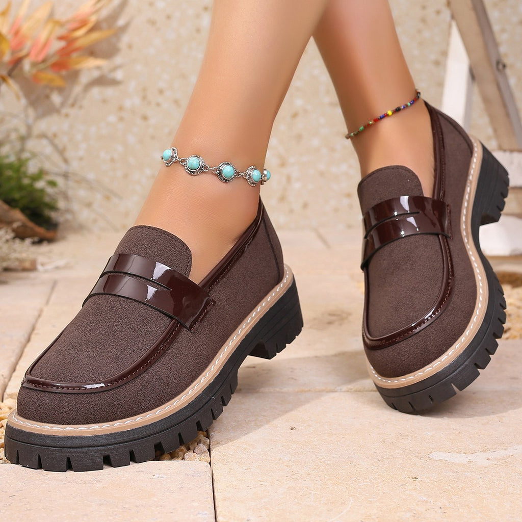 Damen Slipper mit modischem Lackakzent und rutschfester Profilsohle WW