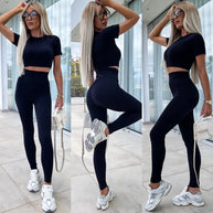 Damen Sportliches Set mit kurvenbetonendem Crop-Top und enganliegenden Leggings WW